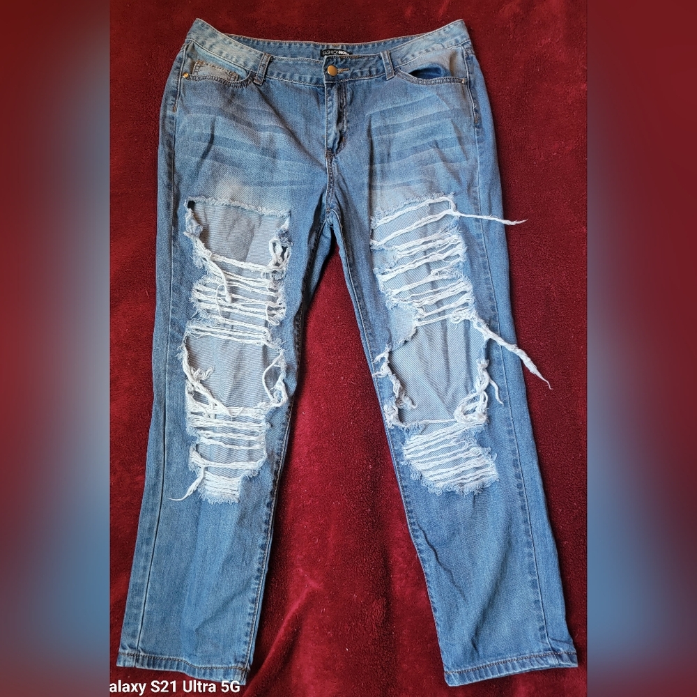 Womens size 11, Fashion Nova, distressed jeans.